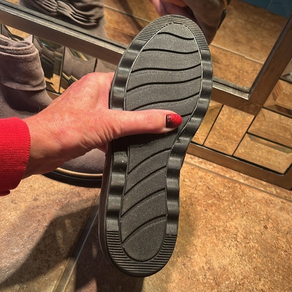 NWOT Clark’s Wedge Gray Suede Booties - Picture 6 of 8